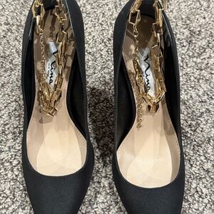 NORALYNC black heel Gold chain- used once excellent condition